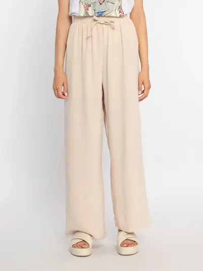 Брюки свободного кроя бежевого цвета